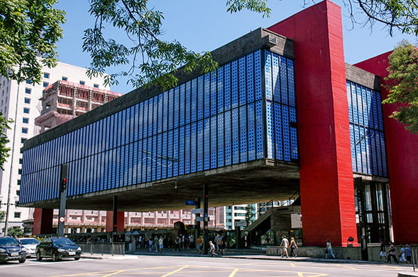 Reprodução da obra Trama Azul de Regina Silveira.