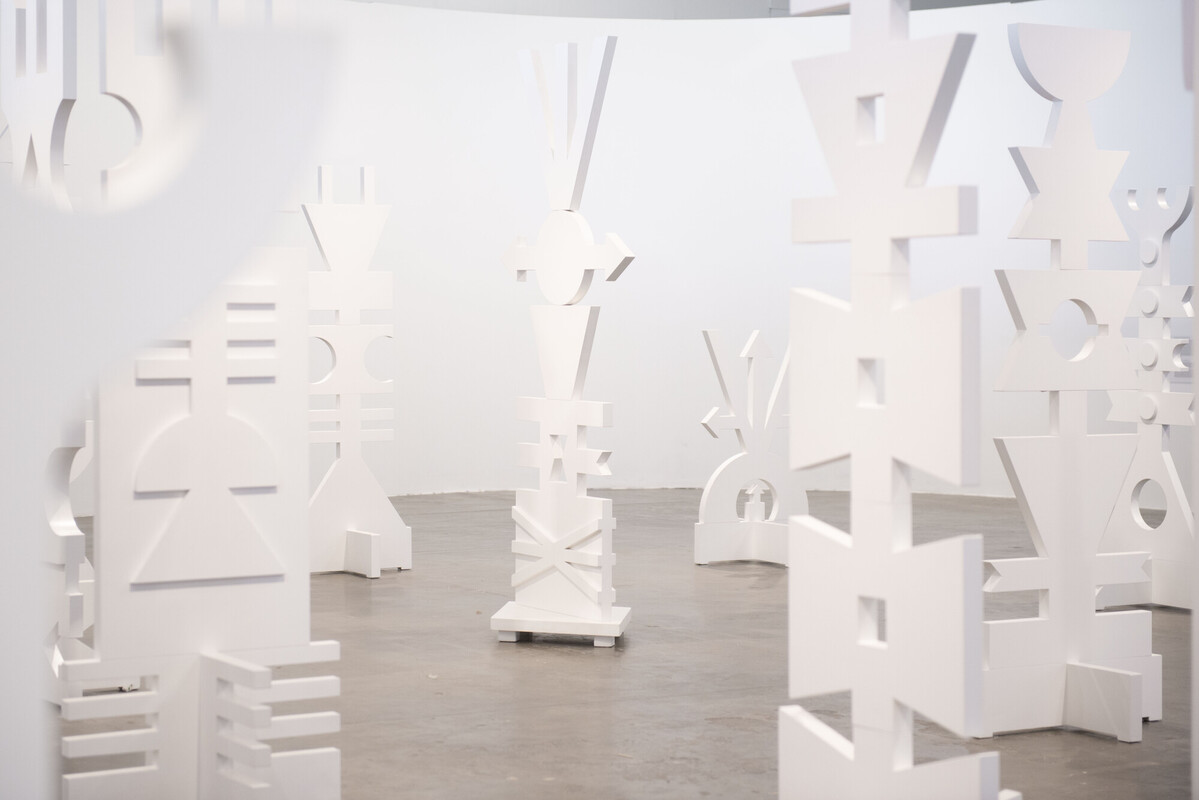 Obra de Rubem Valentim na 35ª Bienal de São Paulo – coreografias do impossível. Foto: Levi Fanan. Fonte: Fundação Bienal de São Paulo